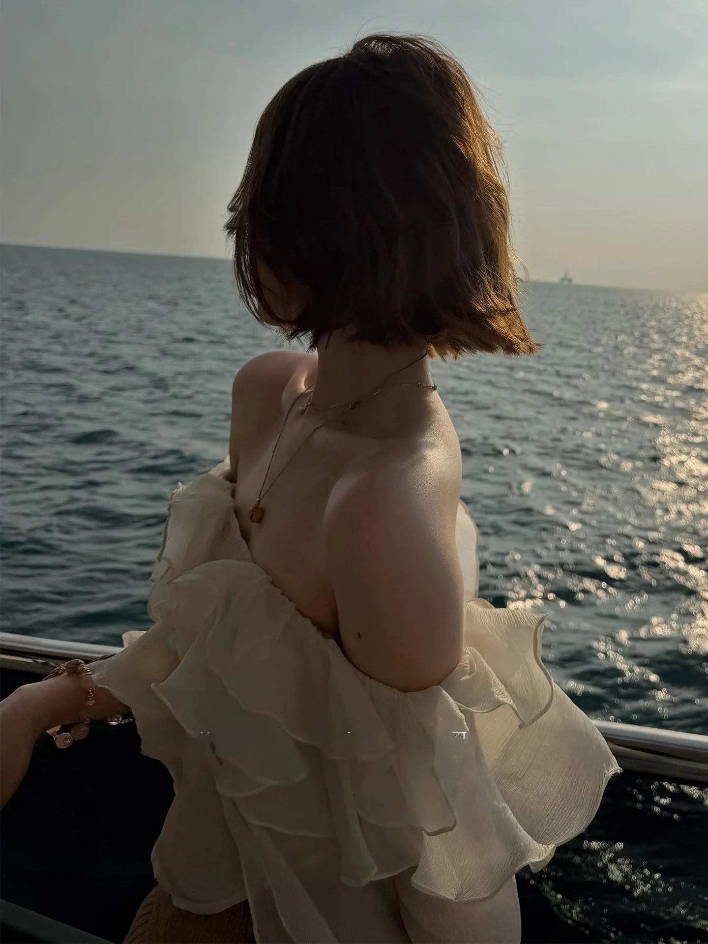 Ele Langärmliges Damen-Oberteil mit Schulterfreiem Design, Modisches Polka-Dot-Muster, Geraffter Saum, Elegante Freizeitkleidung