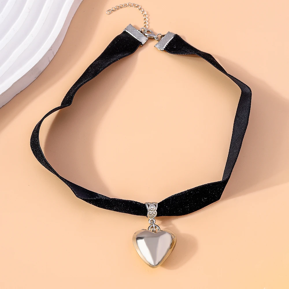 Aihua Modische Sexy Schwarze Samt-Halsketten im Punk-Stil mit Großen CCB-Liebesherzen für Damen, Statement-Partyschmuck – Detail 4