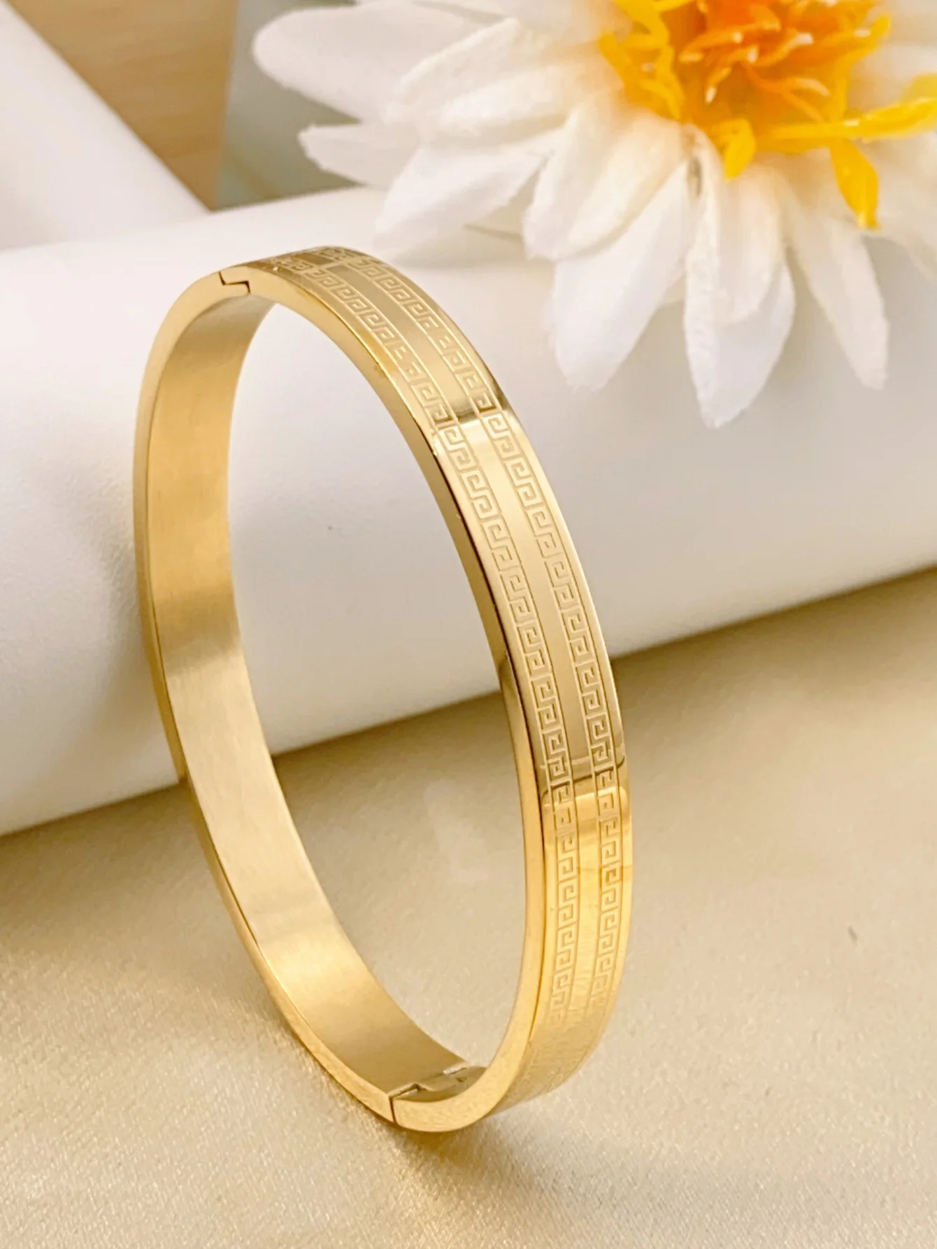 A Stainless steel fashion bangle