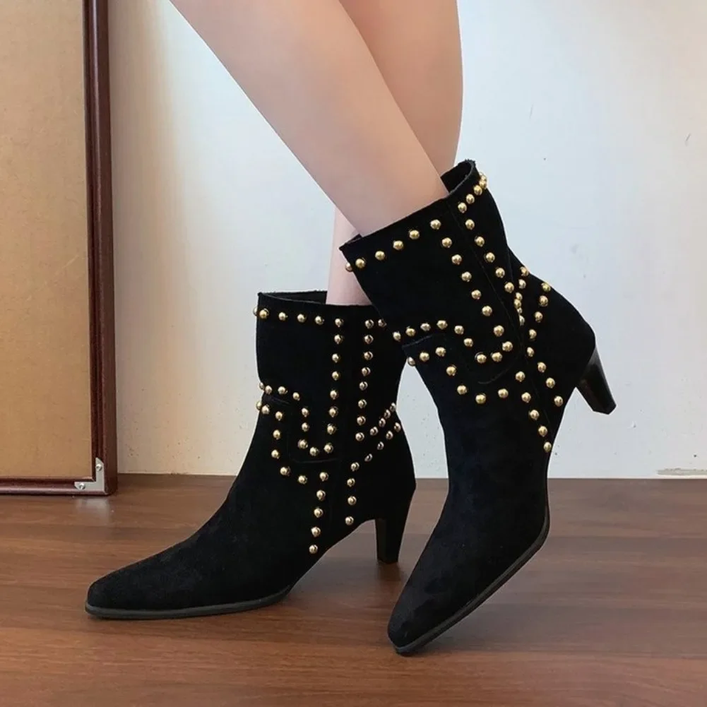 

Новый тренд 2024, осенне-зимние модные ботинки челси на высоком каблуке с заклепками, остроконечные и телесные ботинки, ботинки в стиле вестерн на высоком каблуке-шпильке