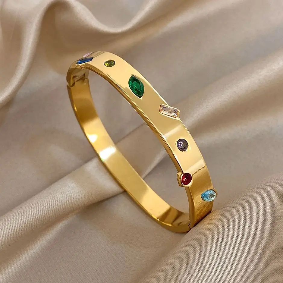 Unregelmäßiger bunter Zirkon-Manschettenarmreif für Frauen, stilvoller vergoldeter Edelstahl, glatte Handgelenkarmbänder, wasserdichter Schmuck