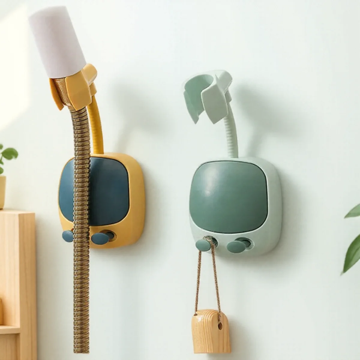 

Регулируемый держатель насадки для душа с вращением на 360 градусов. Простая установка. Съемная конструкция для чистки ванной комнаты и домашнего использования.