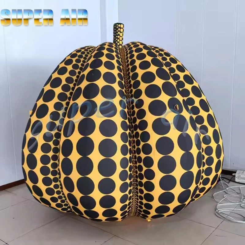 Énorme décoration publicitaire extérieure, jolie citrouille tachetée gonflable avec ventilateur