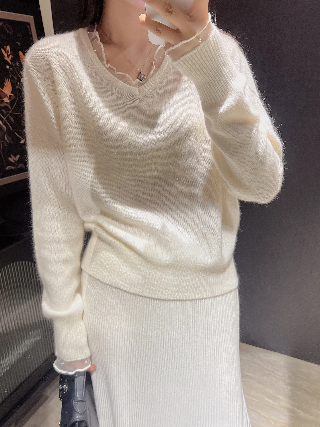 

Soft Camere Knitted Sweater V-Ne Lace Trim Pearl Embellied Long Sve Women's Inner Wear Casual Ele Sle