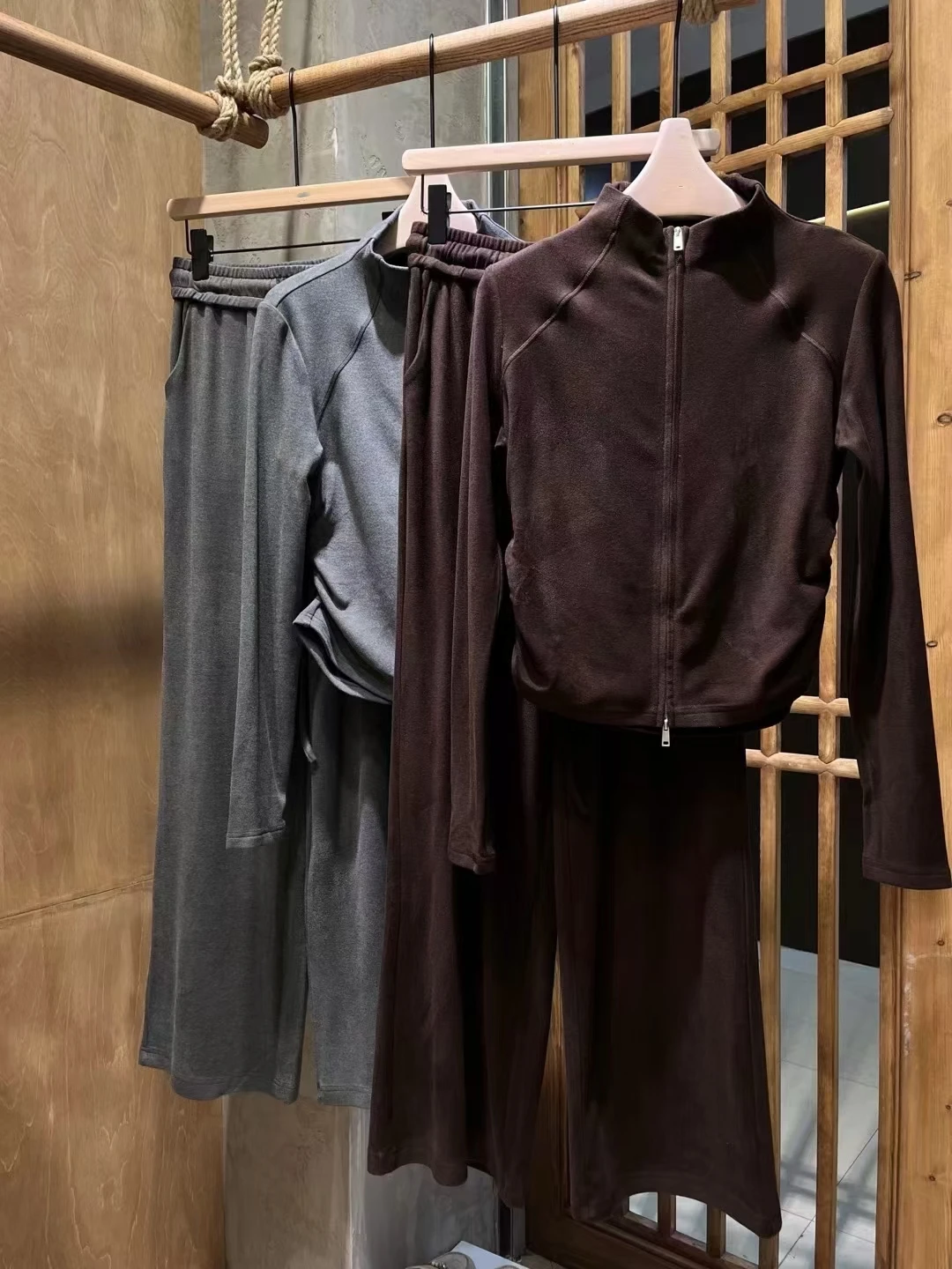 

Модный спортивный комплект с двойной молнией, приталенный, с воротником-стойкой и сборками по бокам на талии, осенне-зимний, новый стиль, женский модный комплект