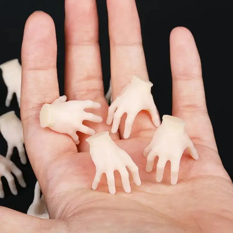 Ensemble de mains miniatures en plastique réalistes, 8/15/36 pièces, faux membres blancs pour décorations d'halloween et de fête d'anniversaire