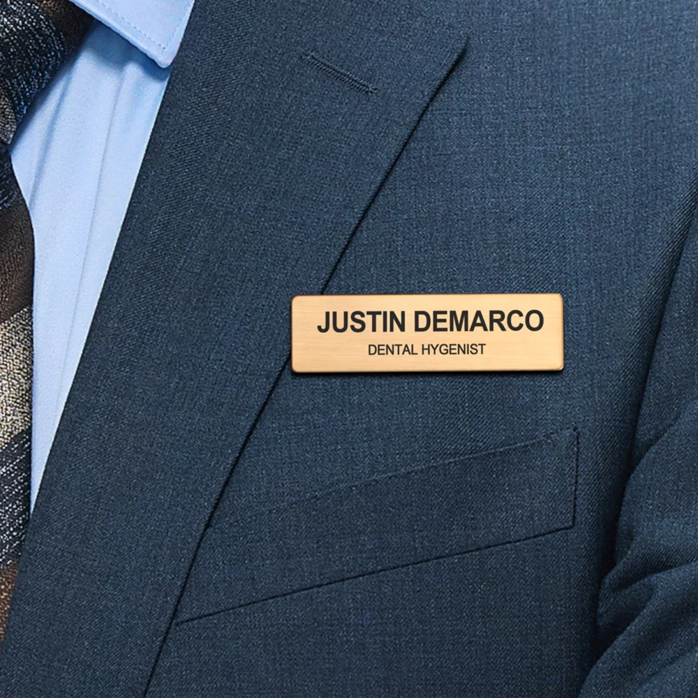 1 قطعة علامة معدنية من الفولاذ قابلة للتخصيص مجانية دبابيس دبوس شحن شخصية محفورة شعار نص لوحة معرف الأعمال شارة اسم مخصصة