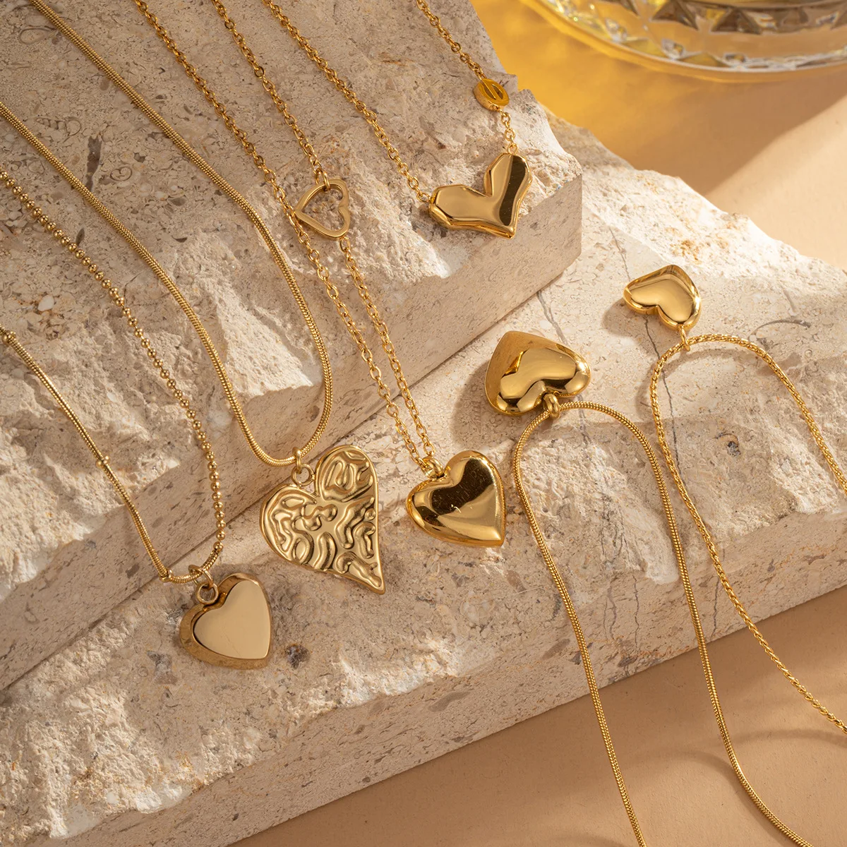 

Fashionable minimalist love heart pendant necklace, stainless steel necklace plated with 18K gold, Valentine's Day jewelry gift.