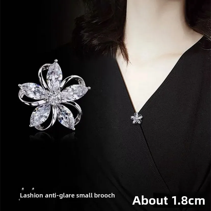 Chinese Style Lucky Blooming Flower Brooch Gold Silver Rhinestone Anti Exposure V Neck Fixing Buckle Elegant Women Clothing Pin