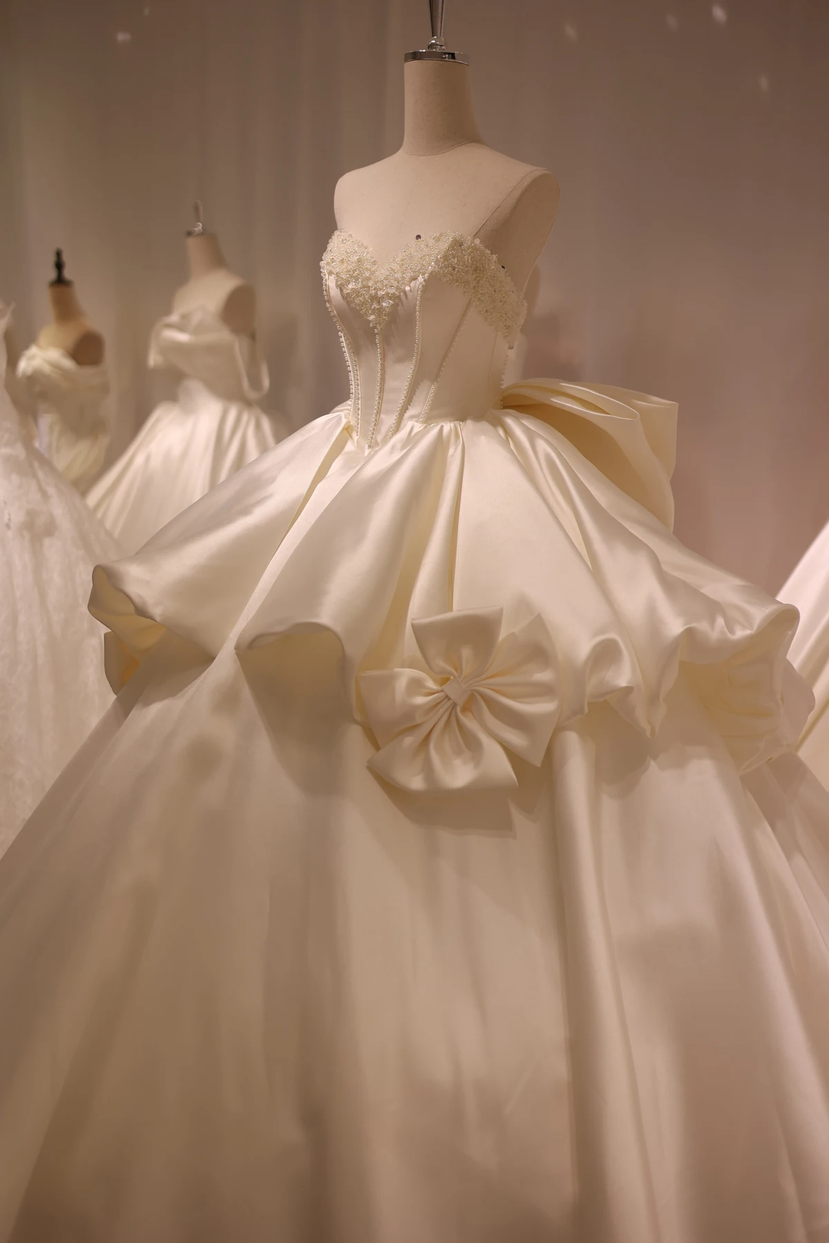 Sharon Said Foto reali al 100% Off White Satin Pearls Ball Gown Abito da sposa Sweetheart Princess Abiti da sposa RS016 Personalizzato