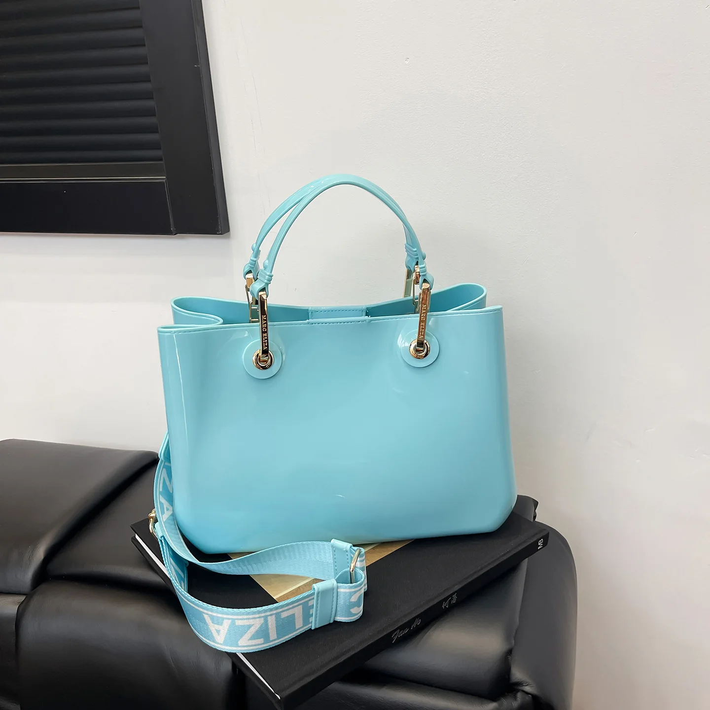 

2025 Summer New Fashion PVC Womens Tote Bag Stylish Shoulder Crossbody Handbag Trendy Elegant Designer Purse for Ladies