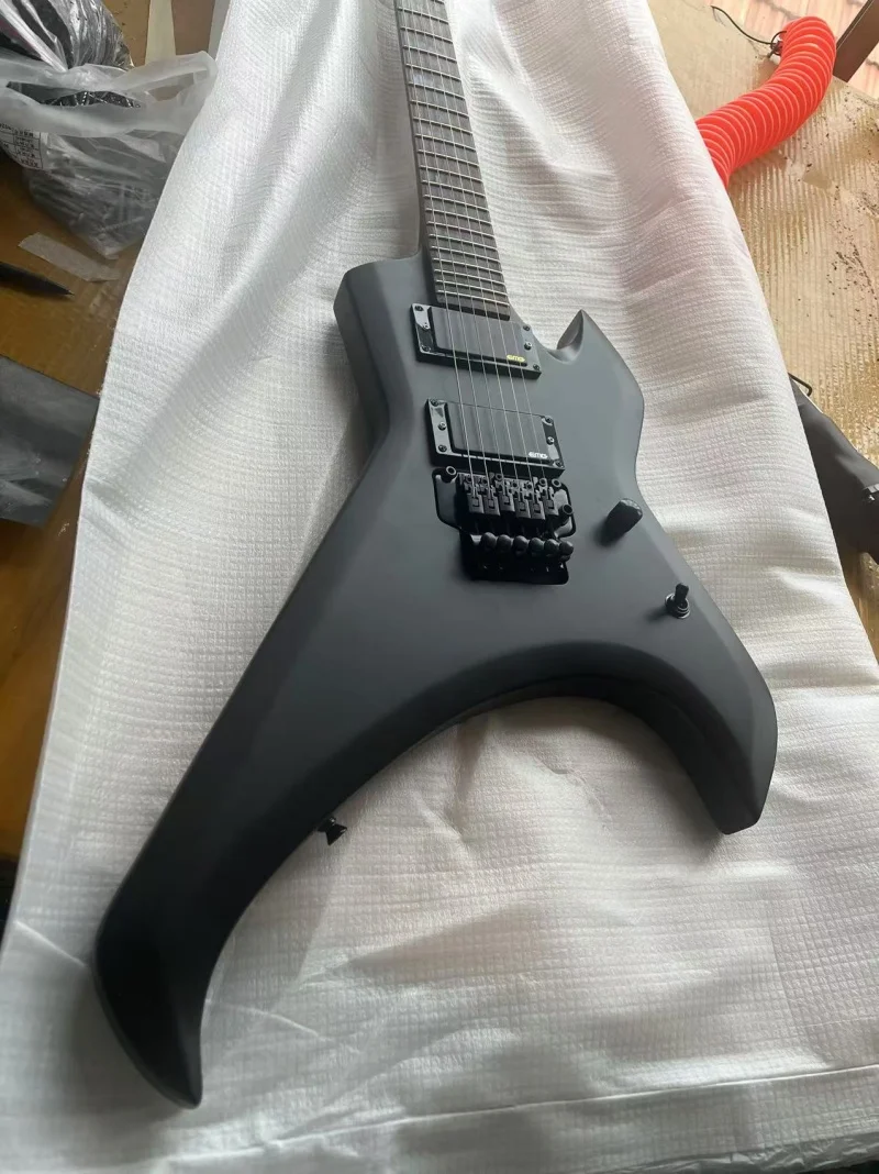 

Высококачественная 6-струнная профилированная электрогитара, черная матовая отделка, черная фурнитура, бридж Floyd Rose, активный звукосниматель, бесплатная доставка