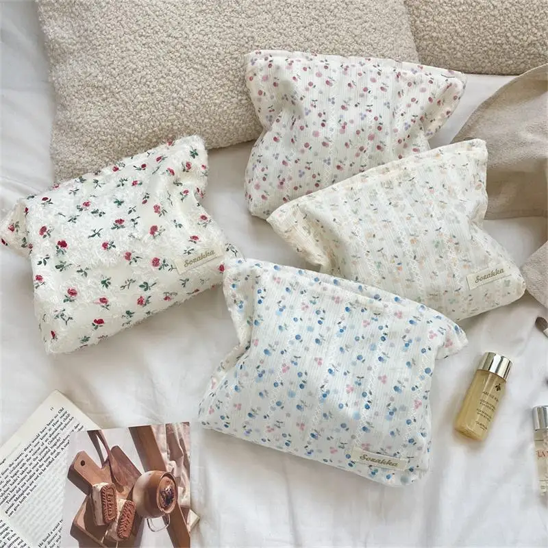 Sweet Lace Floral Women's Cosmetic Bag Portable Lady Clutch Purse Lipstick Makeup Bag Commute Large Capacity Storage Bag