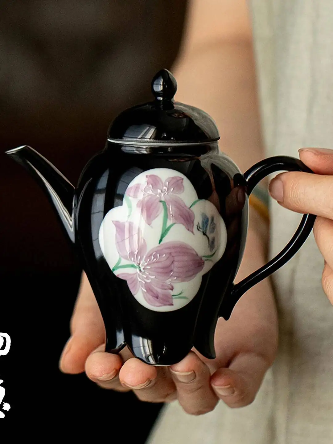 Wuyintang Vintage Style Black Ceramic With Hand Painted Iris Flowers And Window Design Suitable Home Use Handheld Teapot For