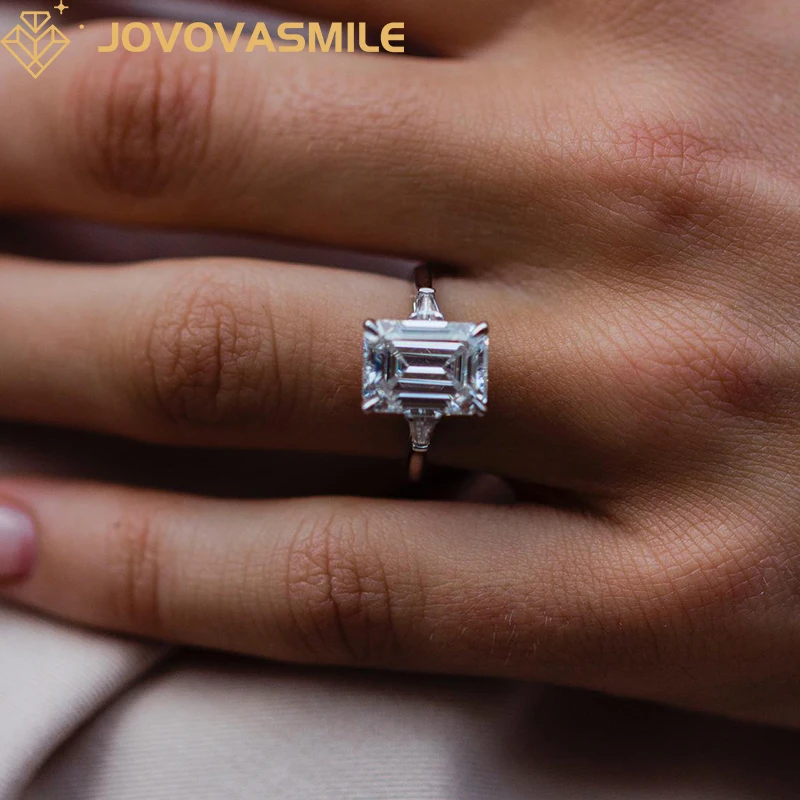 

JOVOVASMILE GRA Certified Emerald Cut Moissanite Rings 4carat 10.5x7.75mm Center 18k Gold Two Mid-Size Petite Tapered Baguette