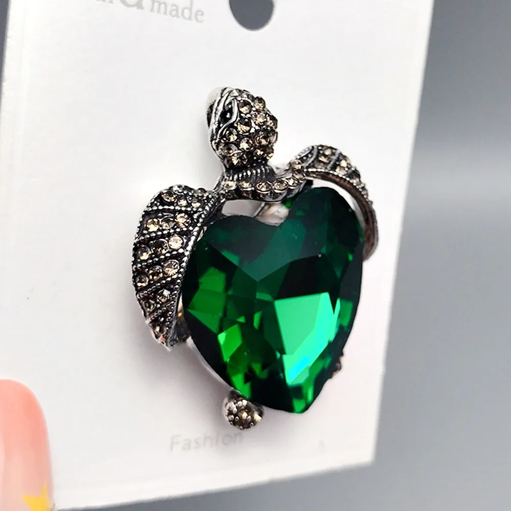 Cross border alloy diamond inlaid turtle brooch, light luxury fashion personalized animal chest flower brooch accessory