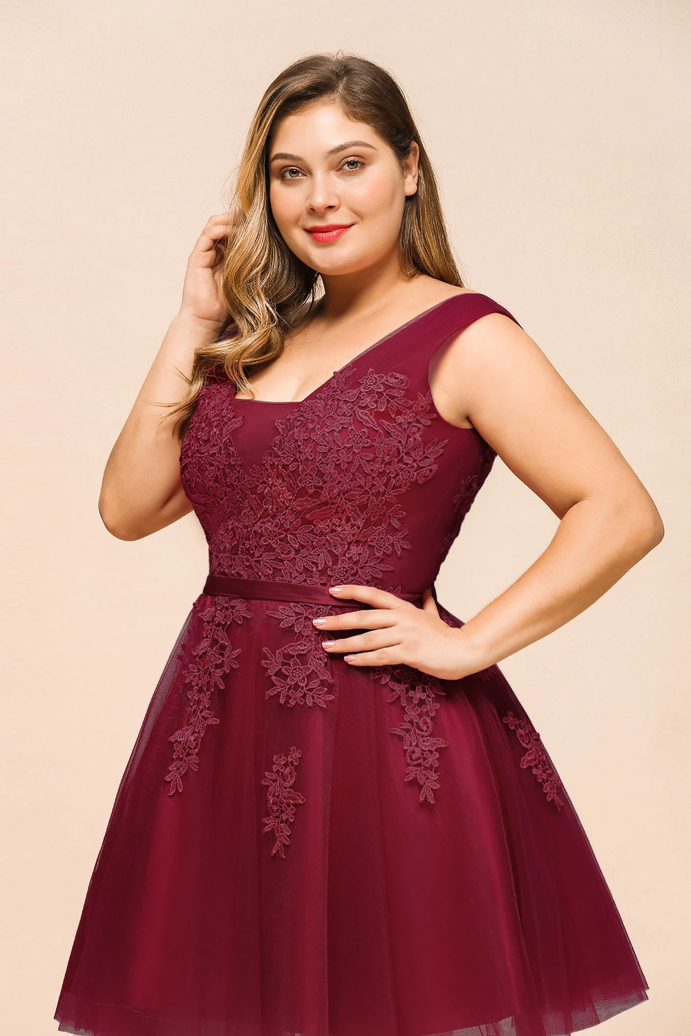 BABYONLINE ชุดเดรสสั้นสำหรับงานคืนสู่เหย้า ชุดเดรสค็อกเทล สายเดี่ยวผ้าทูลล์ คอวี แต่งลูกไม้ ด้านหลังเปิดหลัง ทรงเอไลน์ ชุดราตรีสั้นสำหรับงานปาร์ตี้