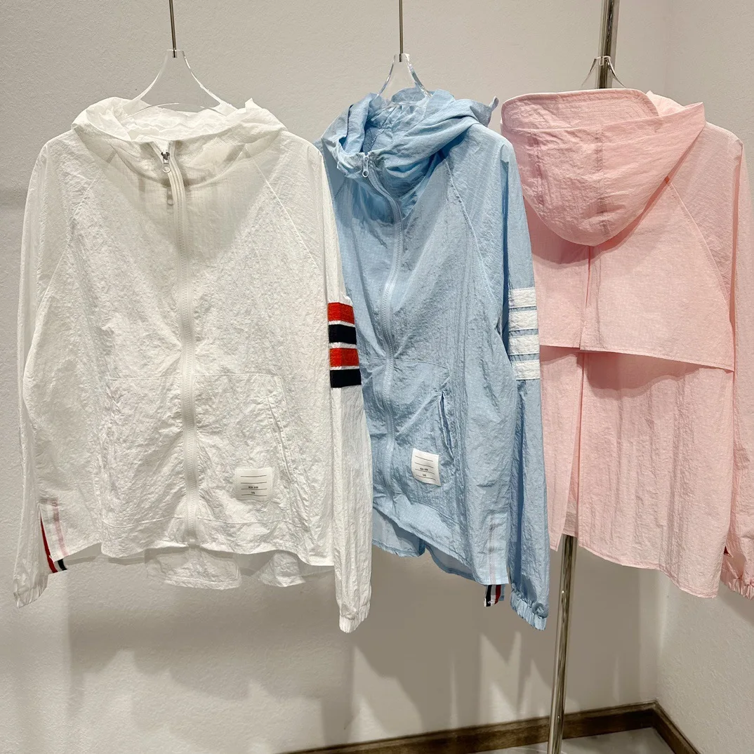 

High-End European Sle Casual Hooded Jaet Long Sve Four Stripe Sun Protection Outerwear ort Coat Lightweight Top