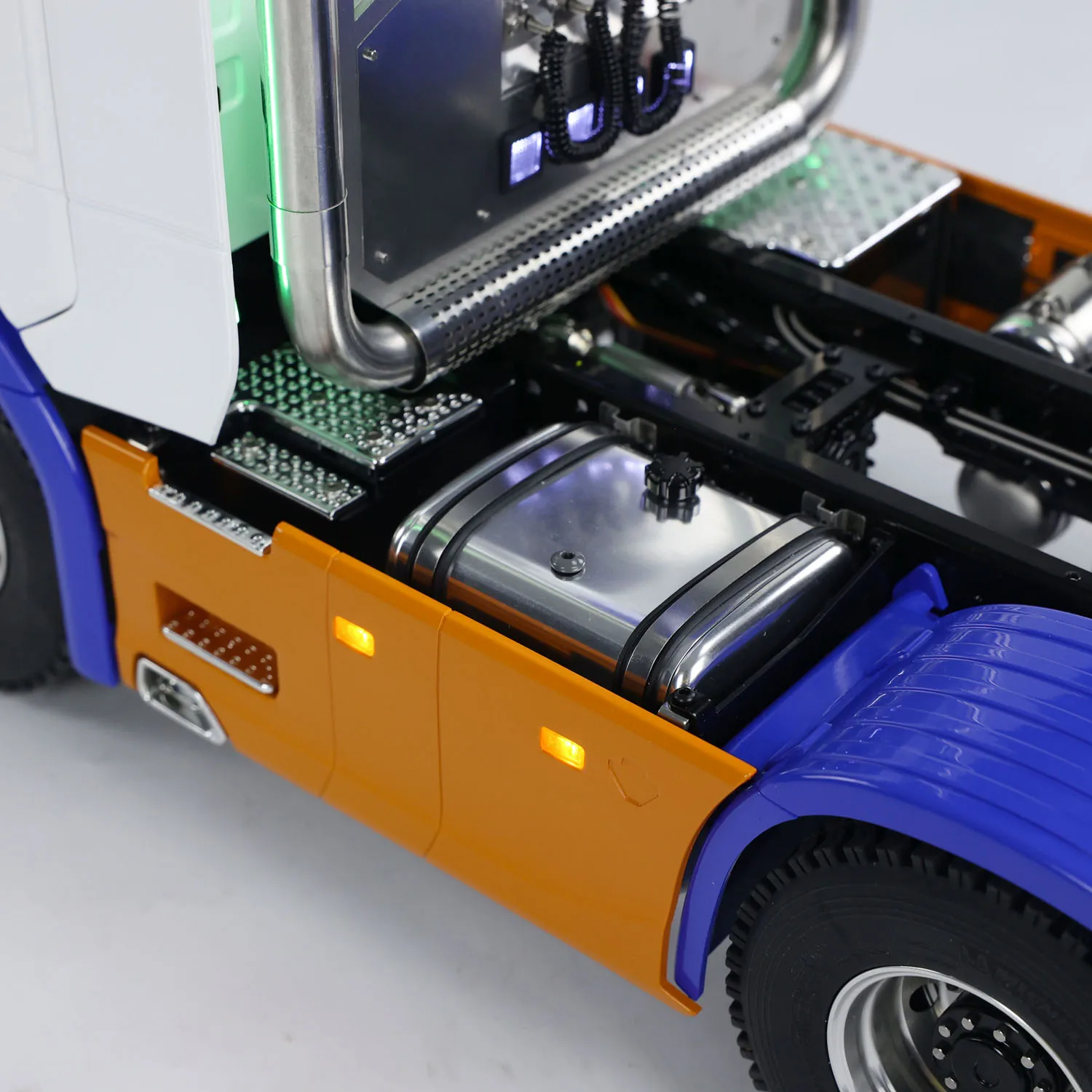 

Metal 6x6 1/14 Remote Control Tractor RC Trcuk 2-speed Gearbox Radio Sound Light System Smoke Unit Toy Models Gifts