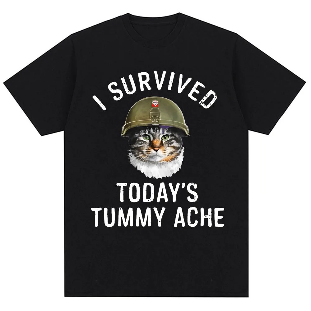 أسود المتضخم تي شيرت القط يرتدي خوذة عسكرية طباعة خلفية مع دبابة الدخان جبل معركة المشهد الإبداعية عارضة أعلى