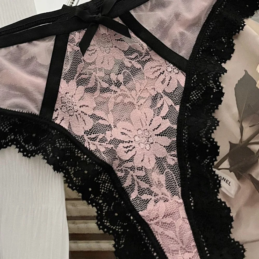 กางเกงชั้นในลูกไม้เซ็กซี่แบบโปร่งใสสำหรับผู้หญิง เอวต่ำ ปักลายดอกไม้ ผ้าตาข่ายโปร่ง กางเกงในแบบเว้า