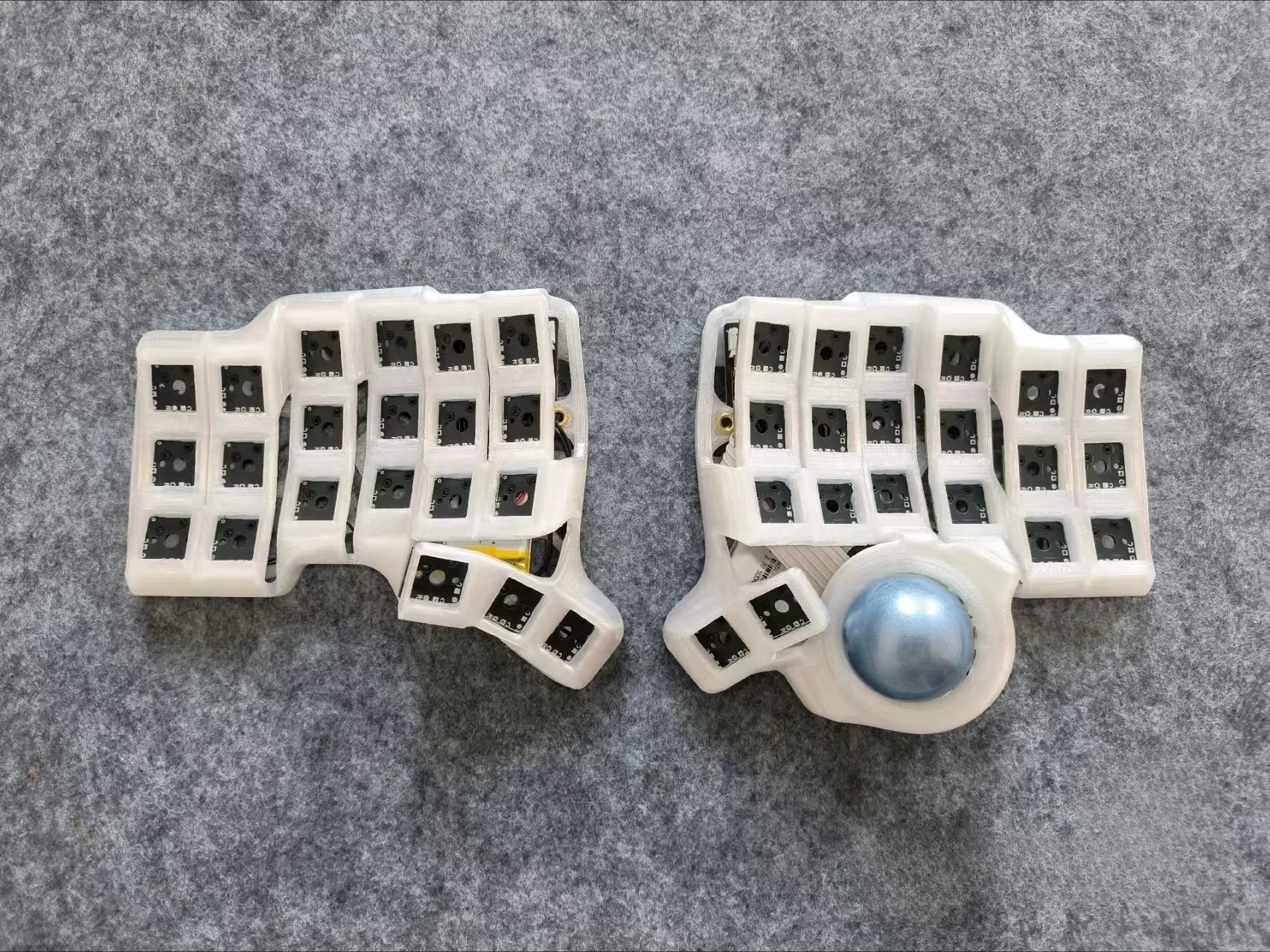 Charybdis Nano ワイヤレス トラックボール スプリット キーボード