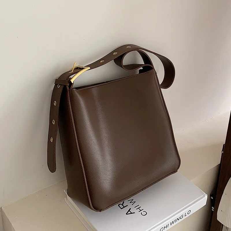 

Large Capacity Shoulder Bag With Autumn And Winter Niche Design, Retro High-end Texture Crossbody Bag, High-end Feel Bucket Bag