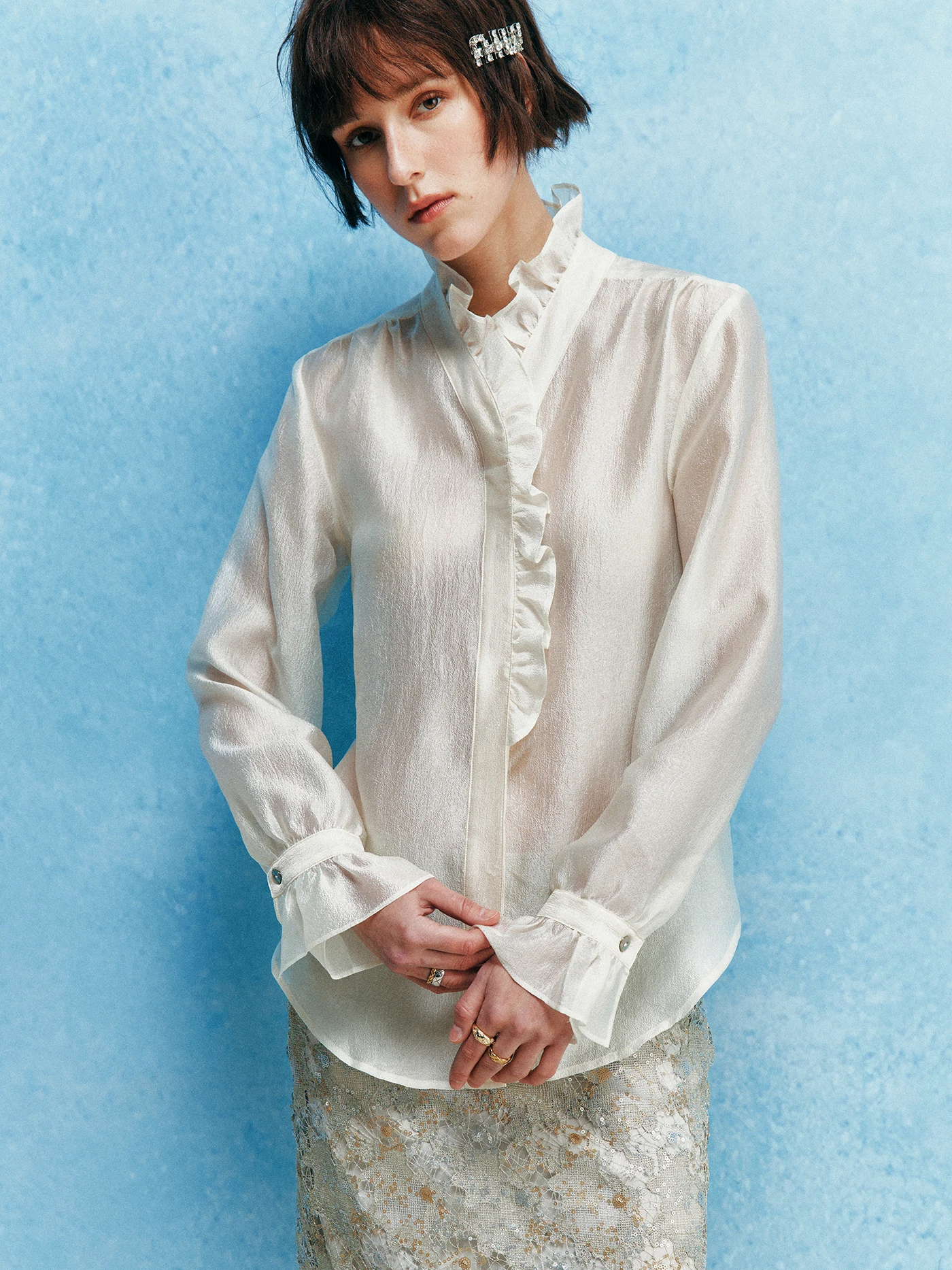 

Женская модная блузка в викторианском романтическом стиле с вышивкой, воротником-рюшем, плиссированными рукавами-лепестками и прямым кроем во французском стиле