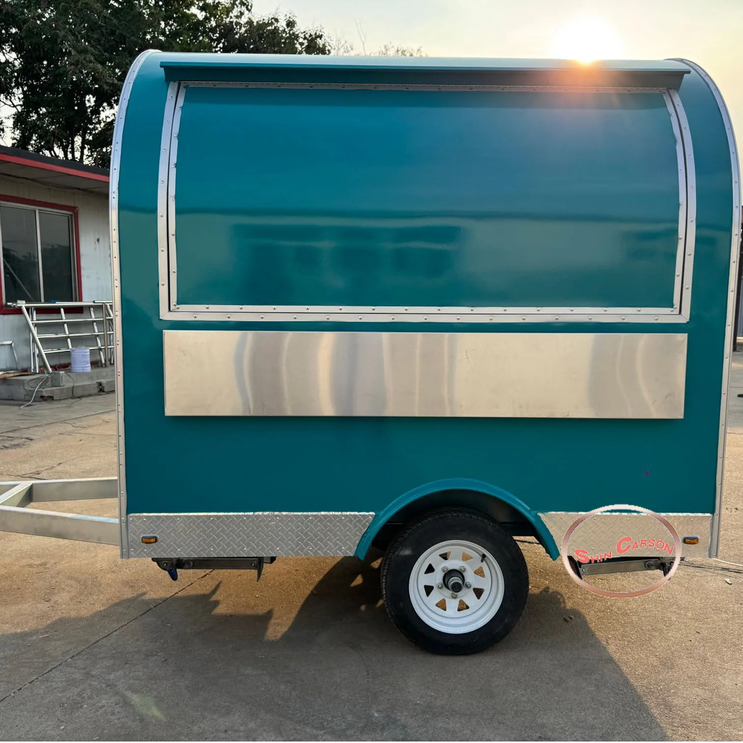 

Outdoor Food Trailer with a Very rounded and smooth shape, which can meet basic needs such as cooking and food selling