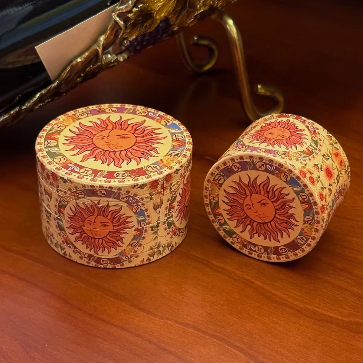 เครื่องบดสมุนไพร 4 ชั้น ขนาด 1.4/1.8/2.4 นิ้ว ยี่ห้อ Red Sun ทำจากโลหะผสมสังกะสี ใช้บดใบกัญชา บดสมุนไพรด้วยมือ อุปกรณ์สูบบุหรี่ ของขวัญ