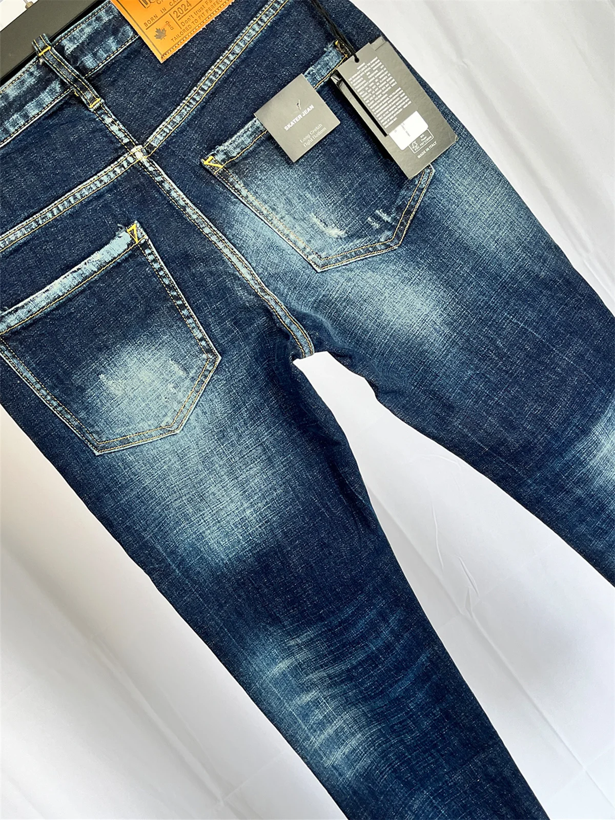 2024 Primavera y novedad de verano D2 Jeans moda hombres lavado agujero de molienda parche pintura bordado pies microelásticos azul