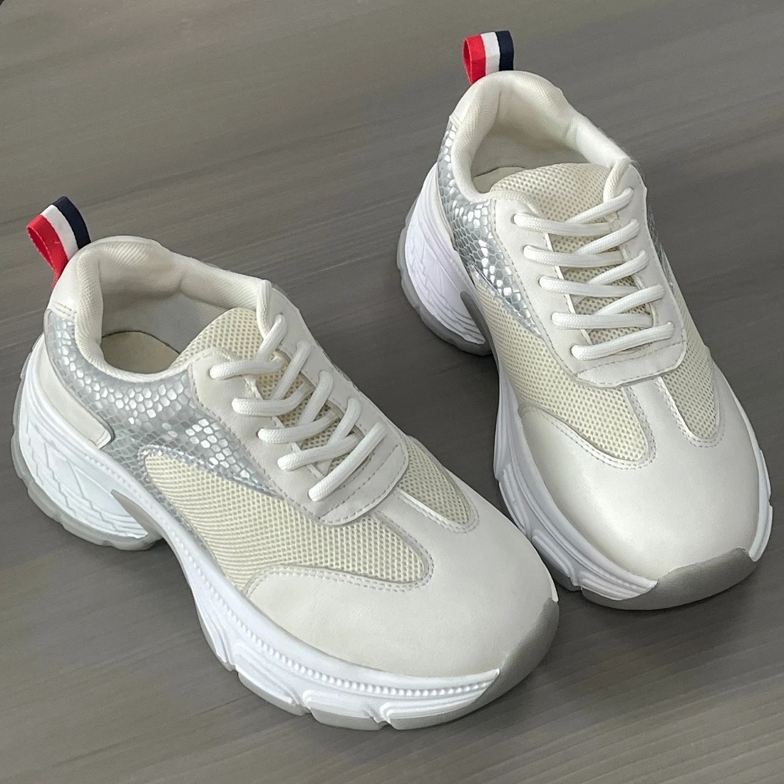 

Модные женские кроссовки Jinyu: повседневная кожаная обувь на платформе для девушек, универсальный стильный дизайн, уникальная цветовая гамма