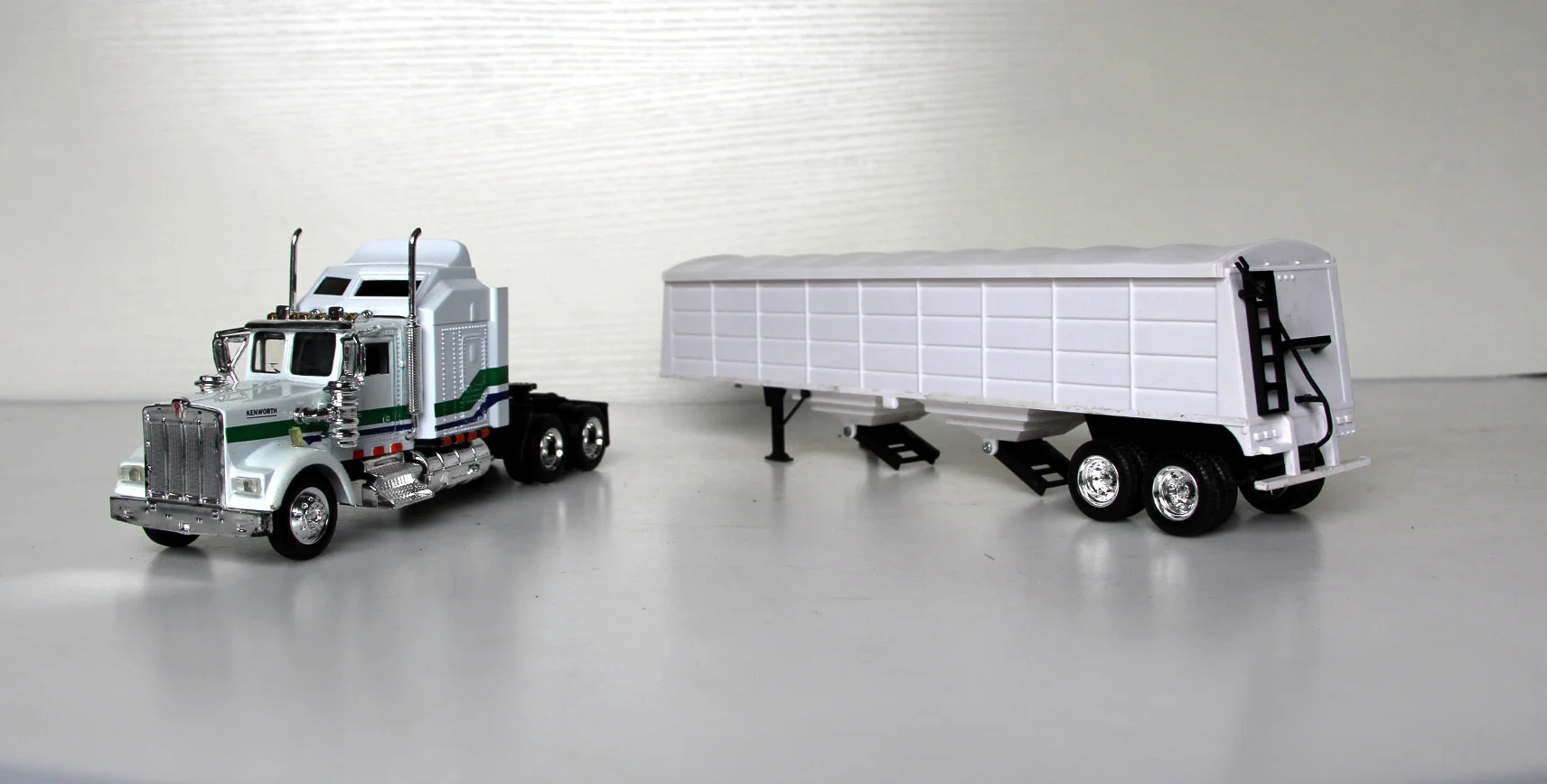 New Special Offer 1/43 Classic US Container Truck Desktop Static Display Collection Model