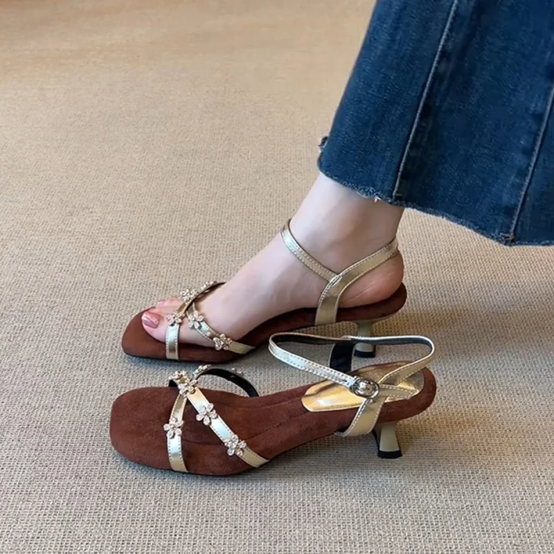 

Сандалии со стразами и французским цветком, женские сандалии с квадратным носком, универсальный темперамент, юбка и высокие каблуки