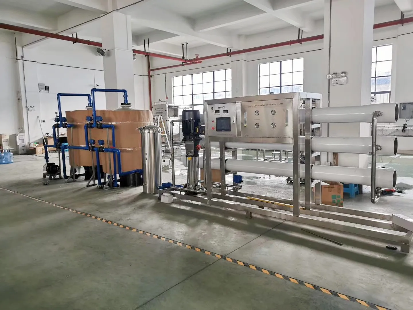 نظام معدات معالجة المياه بالضغط الأسموزي مصنع التناضح العكسي عملية آمنة وموثوقة RO عكس