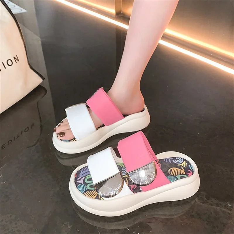 

Summer Ladies Shoes New Platform Soled Slippers Women's Wear Graffiti Beach Sandals Metal Buckle High Appearance Comfy Shoes