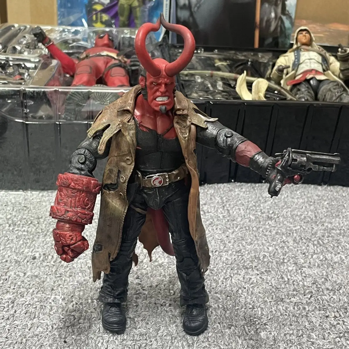 Mezco Hellboy 7 بوصة PVC عمل الشكل - Trenchcoat البديل سامريتان لعبة مجسمة دمية لهدية المهرجان