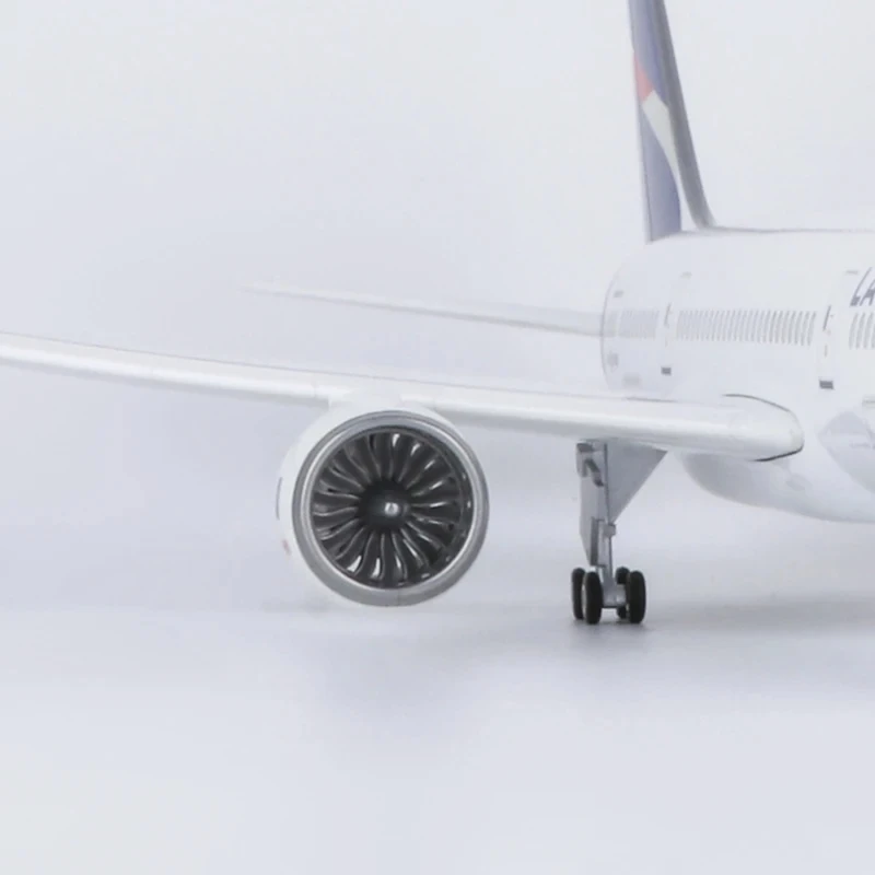 1/130-47CM Chile LATAM Airline Airplane Model Toy 787 B787 Dreamliner Aircraft Plastic Resin Replica Plane Model Toy Collection