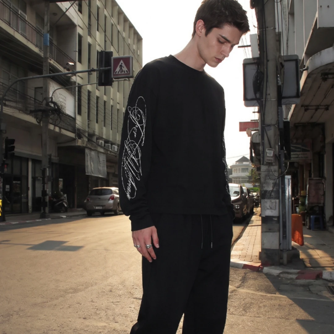 Y2K Men Long Sleeve T-Shirt 100% Cotton Handwritten Script Print Loose Boxy Fit Streetwear Pullover Casual Sportswear Base Layer