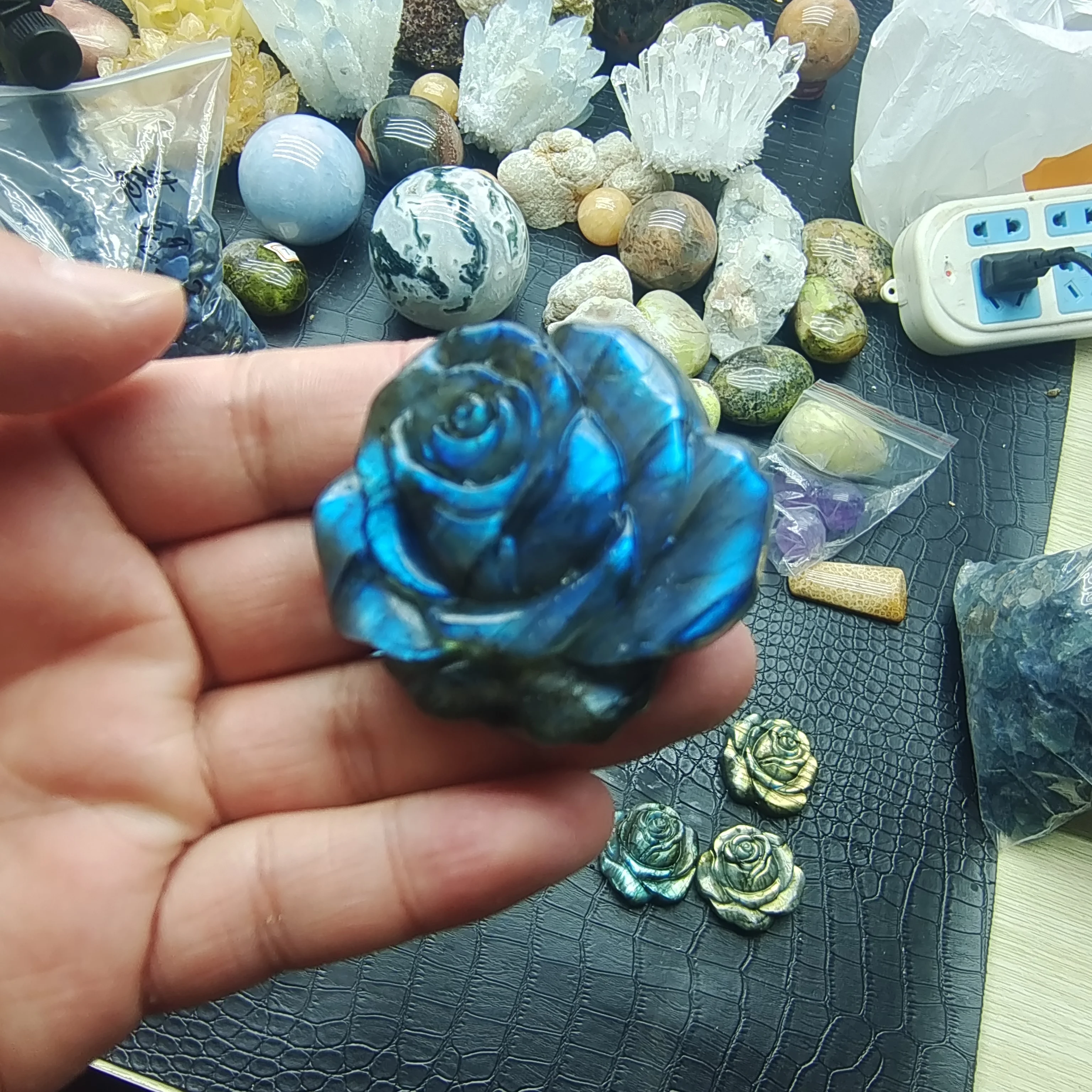 

Natural Blue、yellow Labradorite Rose Flower Hand Carved Crystal Flowers Healing Stones Decor Gifts Natural Stones Minerals 1pcs