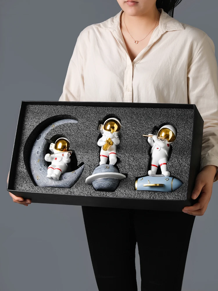 

Resin Astronaut Planet Sculpture Ornament Children's Day Gift Art Character Model Figurine Bedroom Decoration