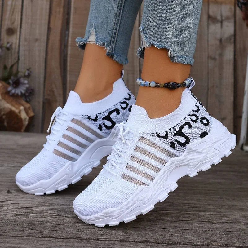 

2025 Fashion Women's Sports Shoes Breathable Mesh Non Slip Sole Strap Summer Thick Bottom Casual White Running Shoes Cowboy