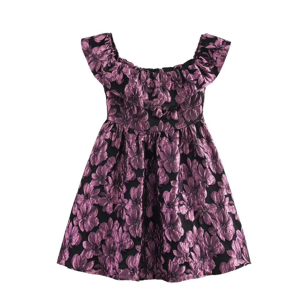   Sukienka mini damska z odkrytymi ramionami, falbanką przy dekolcie, czarno-fioletowa, z kwiatowym wzorem, stylowa, rok 2025.