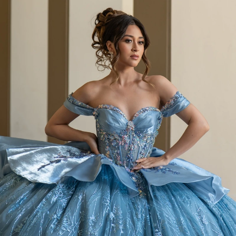 فساتين Quinceanera لامعة باللون الأزرق السماوي قبالة الكتف مزين بالترتر والخرز والدانتيل مع فيونكة تول لحفلات أعياد الميلاد الحلو 16 فستان فيستدوس