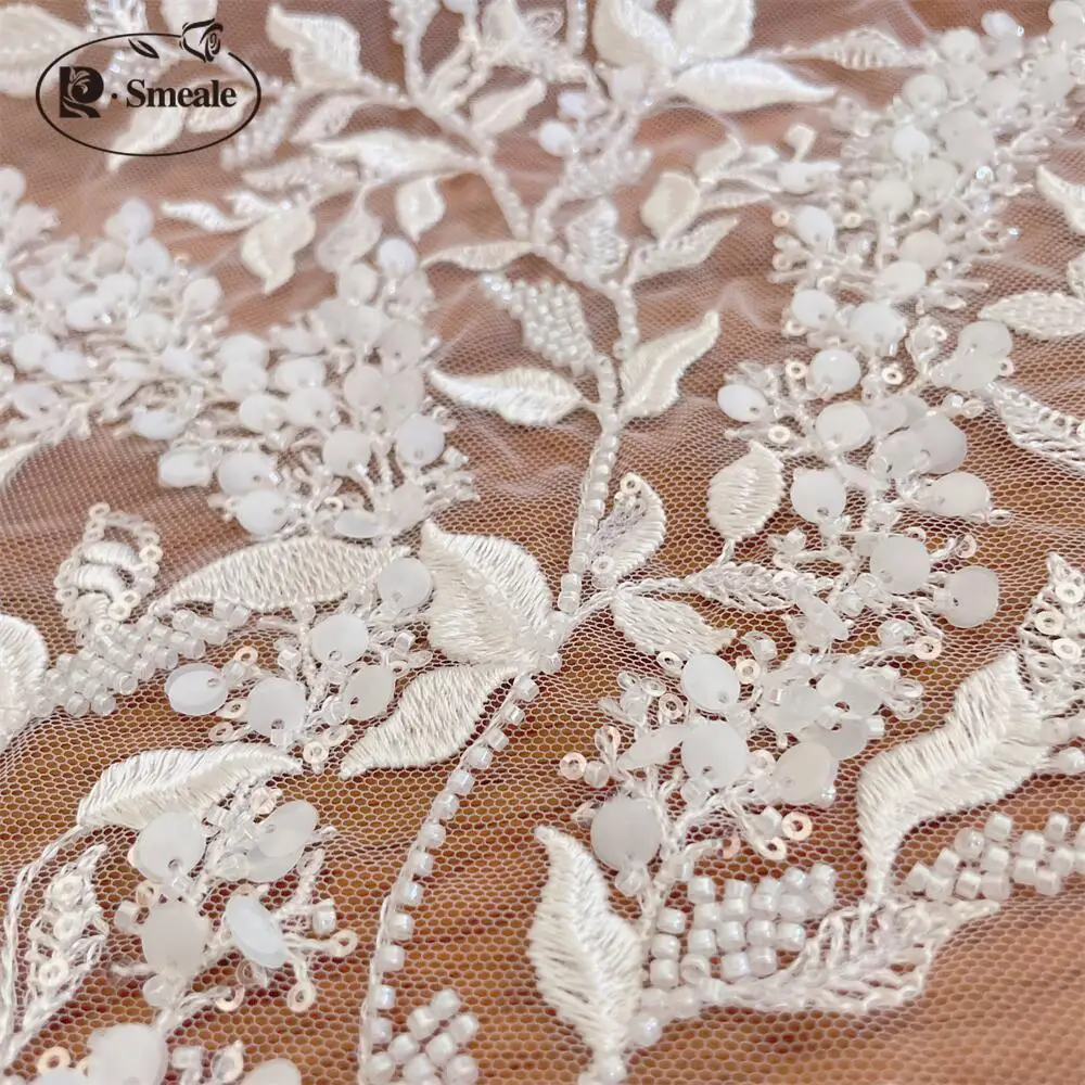 Weißer 3D-Blumen-Perlen-Pailletten-bestickter Spitzenstoff für Hochzeitskleid, glänzender Brautstoff RS4851 – Detail 6