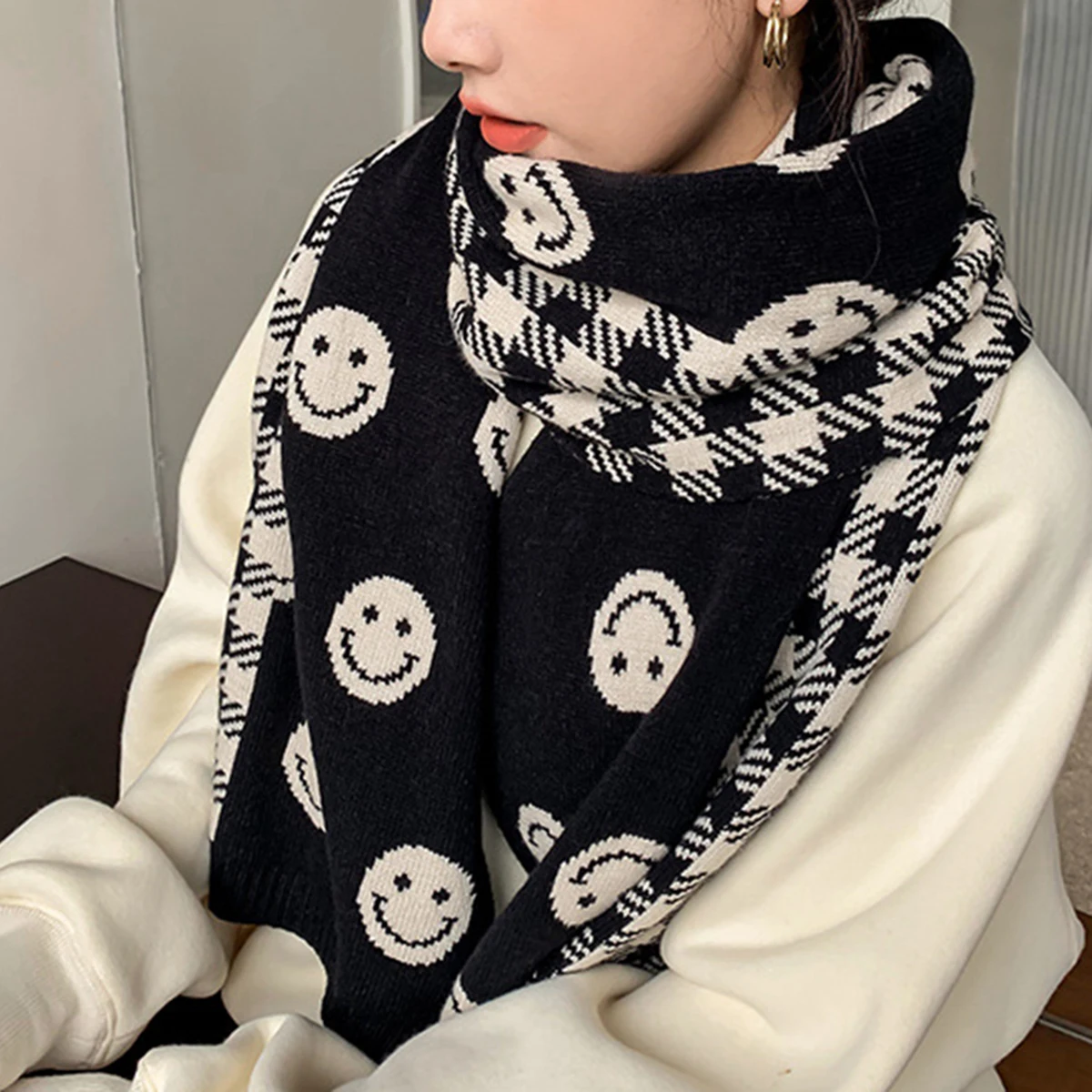 New Design Smiling Face Grid Pattern Thick Knitting Scarf Fashion Versatitle Neck Scarves Winter Warm Necherchief