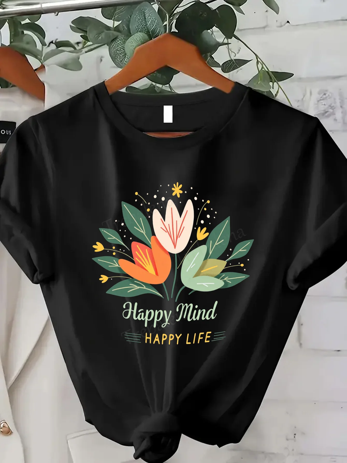 

Женская футболка с цветочным принтом «Happy Mind Happy Life» Женская футболка — милый и повседневный летний топ