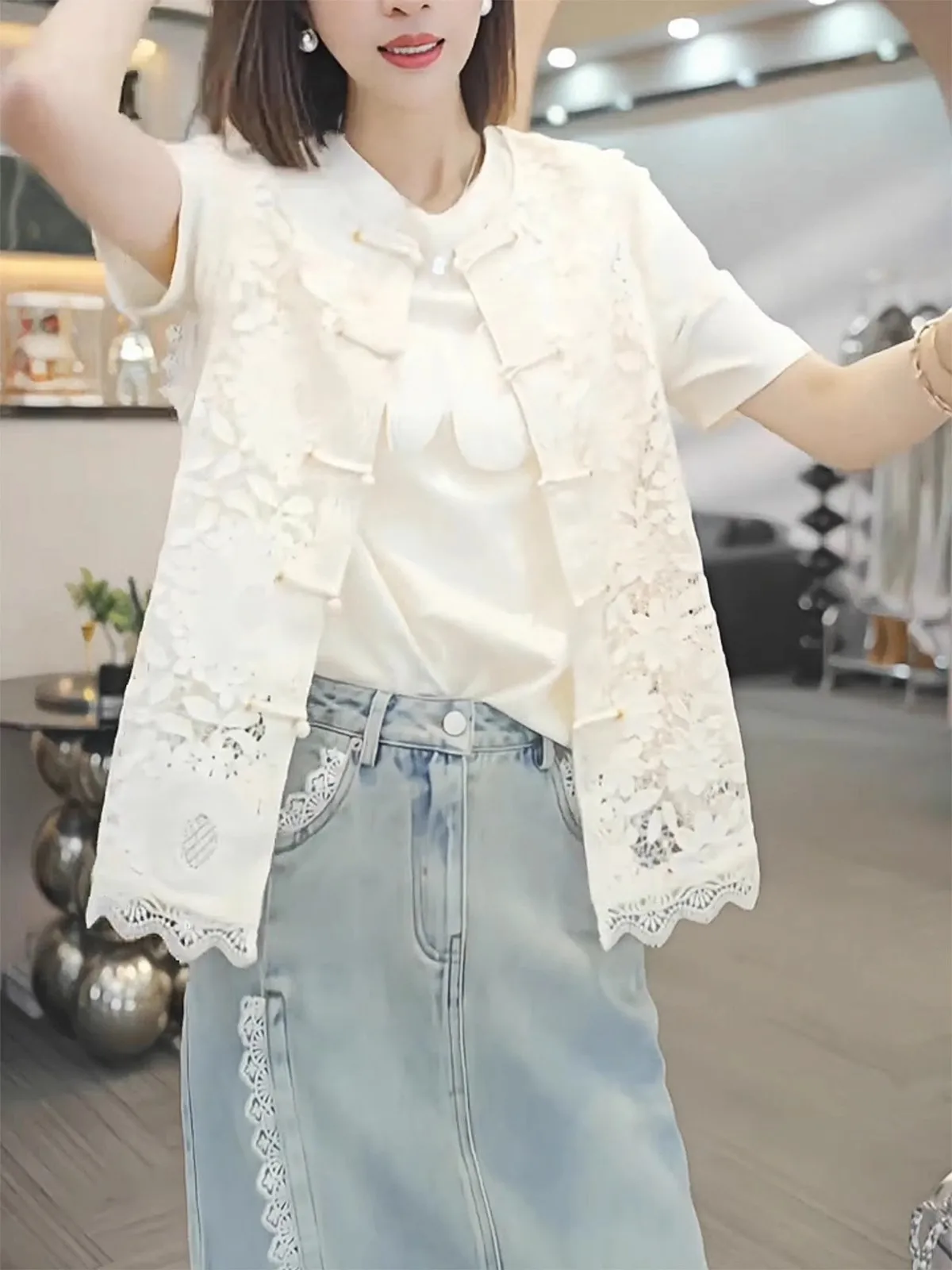 

Новая китайская женская майка с цветочным кружевом, ажурной вышивкой и пуговицами, летняя модная топ-майка с индивидуальным дизайном