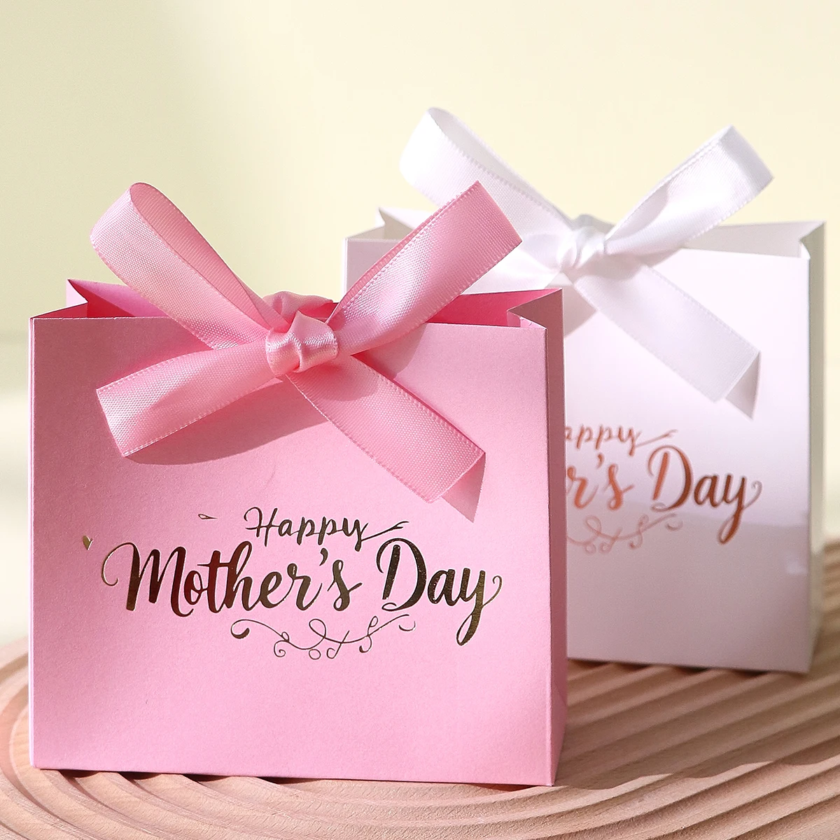 Mini cajas de regalo de 5 pulgadas con la inscripción «Feliz Día de la Madre» - Cajas de dulces pequeñas y exquisitas - Combinación de colores rosa y blanco, impresión en papel dorado - Incluye lazos de cinta - Perfectas para empacar chocolates, dulces, pequeños regalos y bolsas de recuerdos para fiestas