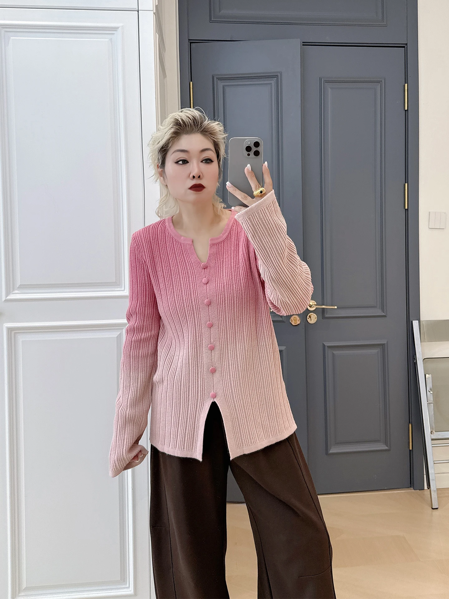 

Двухцветный вязаный свитер с длинными рукавами, больших размеров, женский, повседневный, свободного кроя, с V-образным вырезом, средней длины, модный, больших размеров